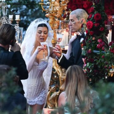 Kourtney Kardashian și Travis Barker s-au căsătorit într-o ceremonie fastuoasă