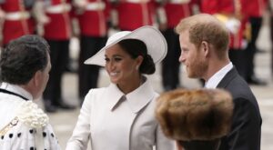 Harry și Meghan au urmărit Parada de la o fereastră a Palatului Regal