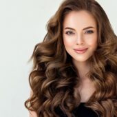 Soluții cosmetice pentru un păr mai des și mai puternic