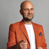 Cosmin Seleși – prezentatorul emisiunii “Batem Palma?”