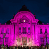 Catena susține şi în 2022 lupta împotriva cancerului de sân. Palatul CEC a fost iluminat în roz