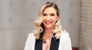 Adela Popescu revine la TV. Vezi ce emisiune va prezenta