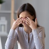 Tehnici de relaxare pentru ochi obosiți și uscați