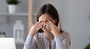 Tehnici de relaxare pentru ochi obosiți și uscați
