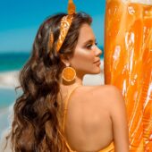 10 pași pentru îngrijirea părului vara. Efectele negative ale soarelui și ale clorului din piscină