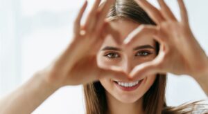 Tehnici de make-up pentru a ascunde aspectul de ochi obosiți și cearcănele