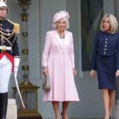 Regina Camiila şi Prima doamnă Brigitte Macron în ţinutele informale de la orimirea pe aeroport
