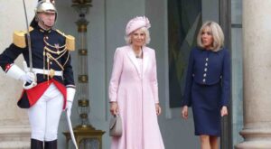 Regina Camiila şi Prima doamnă Brigitte Macron în ţinutele informale de la orimirea pe aeroport
