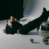 Calvin Klein întâmpină sezonul Sărbătorilor de Iarnă cu Hailey Bieber și Brandon Flynn