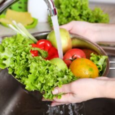 Apa alcalină – soluția naturală de neutralizare a pesticidelor de pe fructe și legume