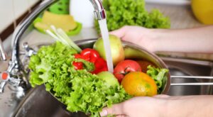 Apa alcalină – soluția naturală de neutralizare a pesticidelor de pe fructe și legume