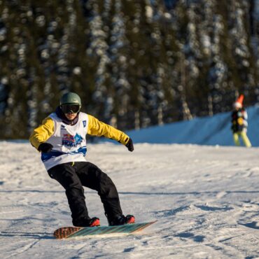 100 de schiori și snowboarderi s-au întrecut în cea mai trăsnită competiție