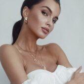 Modelul din spatele podiumului – Profa de modeling