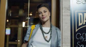 Lora in rolul avocatei din filmul Ca fetele.