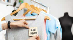 Slow fashion: de ce este important să investim în piese versatile și de calitate