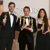 Alex Coco, Sean Baker, şi Samantha Quan cu Premiile Oscar pentru Anora