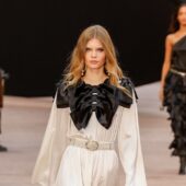 Chanel AW25 – eleganță, funde supradimensionate și inspirații din basme