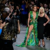 Adio, dar niciodată despărțire: Donatella Versace lasă moștenirea sa de neuitat în modă!