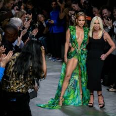 Adio, dar niciodată despărțire: Donatella Versace lasă moștenirea sa de neuitat în modă!