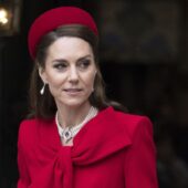 Kate Middleton a strălucit într-o ținută roșie, combinând elemente vestimentare emblematice