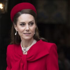 Kate Middleton a strălucit într-o ținută roșie, combinând elemente vestimentare emblematice