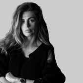 În „vestiarul” femeii libere: din culisele colecției VOL, semnată Bianca Taban