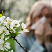 Alergie de primăvară sau afecțiune dermatologică? Cum faci diferența atunci când te mănâncă pielea
