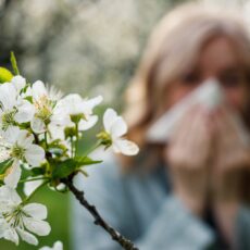 Alergie de primăvară sau afecțiune dermatologică? Cum faci diferența atunci când te mănâncă pielea