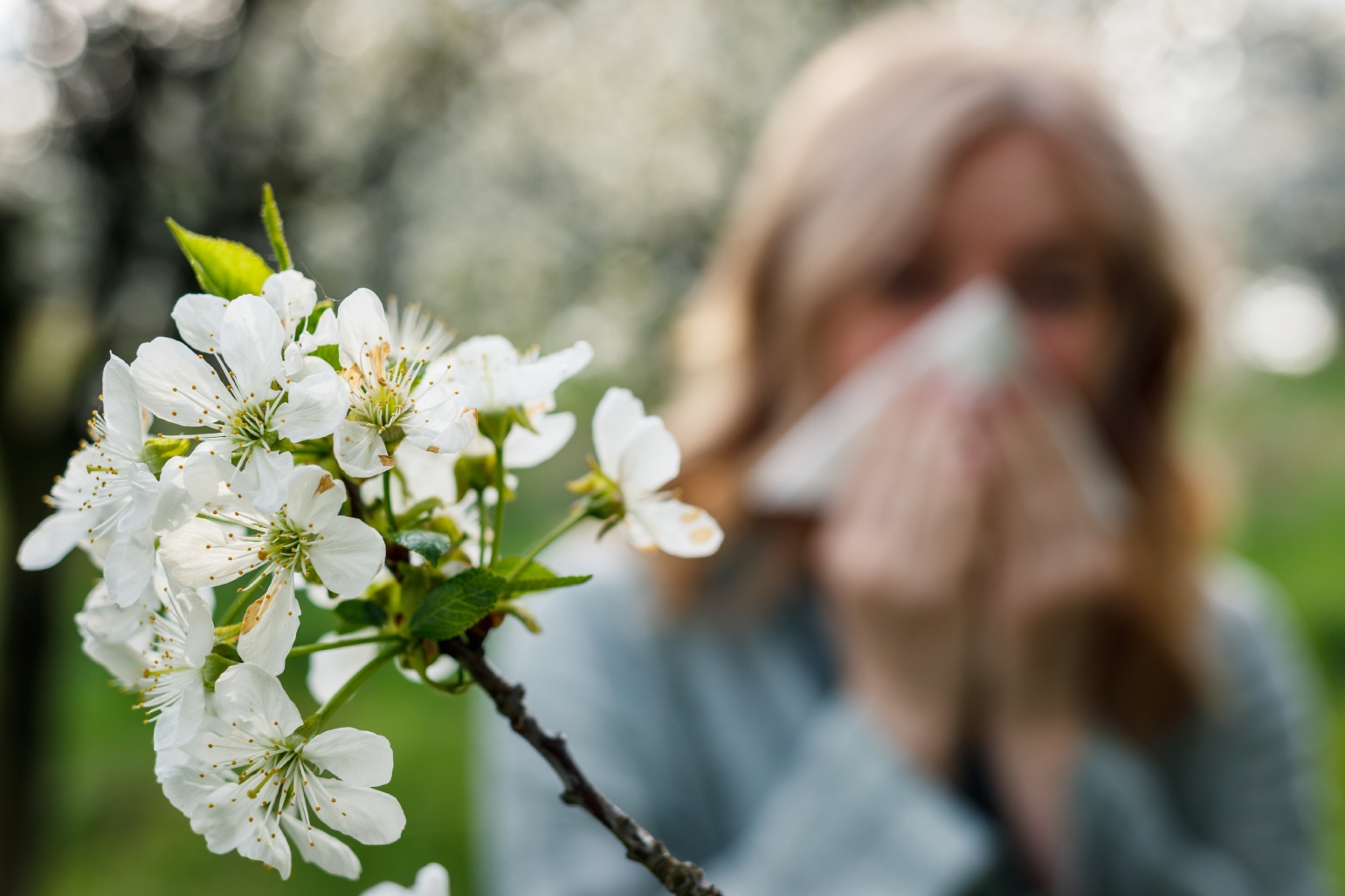Alergie de primăvară sau afecțiune dermatologică? Cum faci diferența atunci când te mănâncă pielea