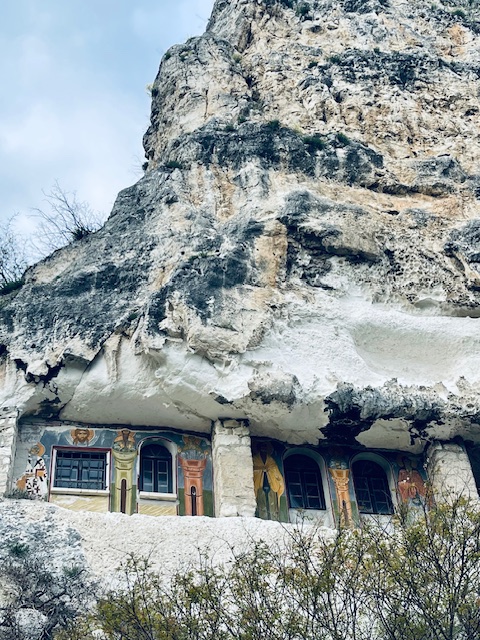 Recomandare de weekend: mănăstirea săpată în munte, la doar 10 km de Ruse