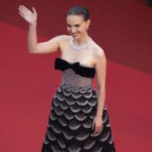 Strălucire de arhivă: Natalie Portman a transformat covorul roșu într-un podium Dior