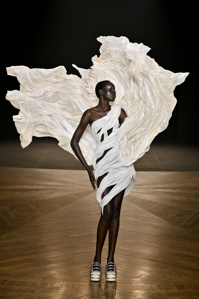 Totul despre Săptămâna Haute Couture Fall/Winter 2025-2026: ce este, la ce să ne așteptăm și de ce contează