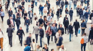 Ce înseamnă când visezi mulțime de oameni