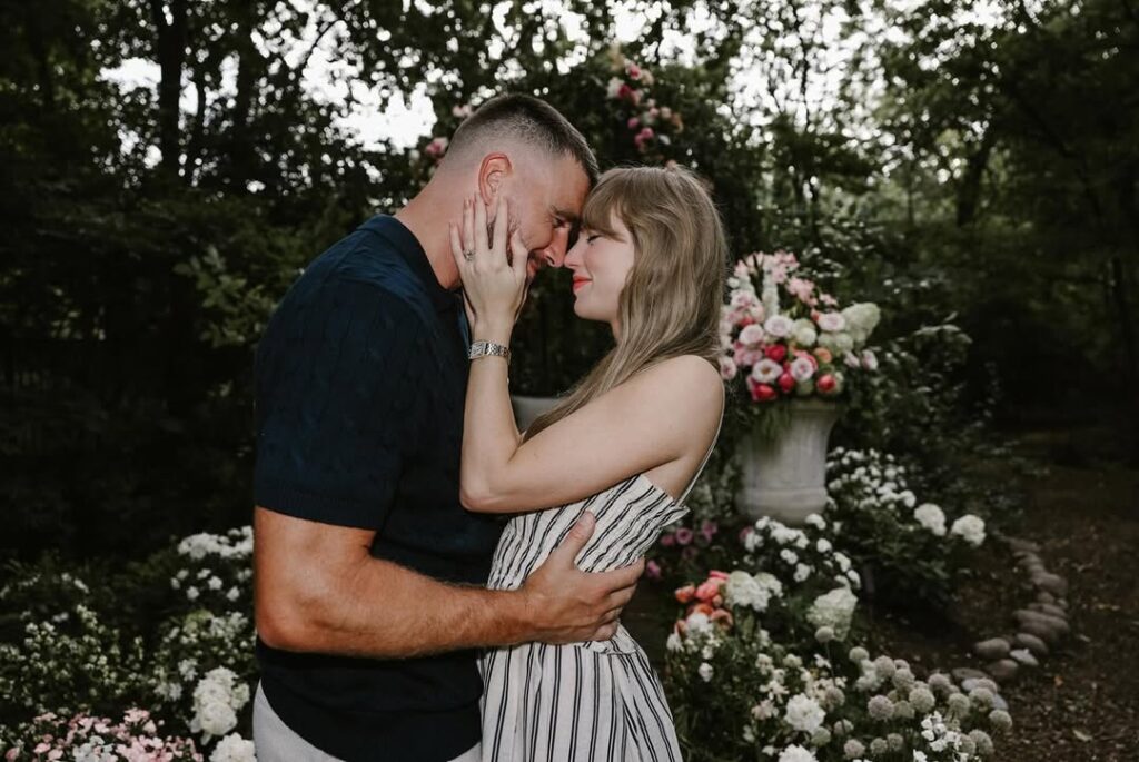 Taylor Swift s-a logodit! Vezi cum arată superbul inel cu diamante