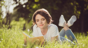 Ce carte iei cu tine în vacanță? 6 recomandări chic, pentru 6 stări de spirit