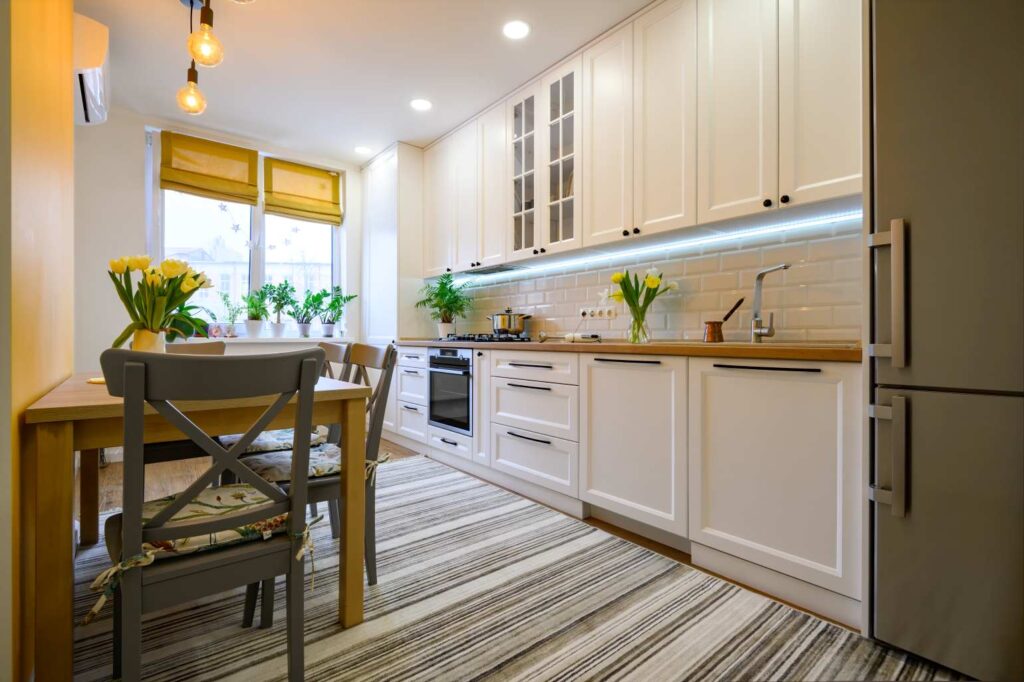 Cum faci un apartament mic să pară mai spațios: trucuri de design interior