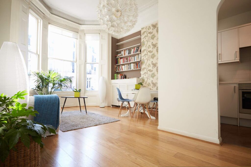 Cum faci un apartament mic să pară mai spațios: trucuri de design interior