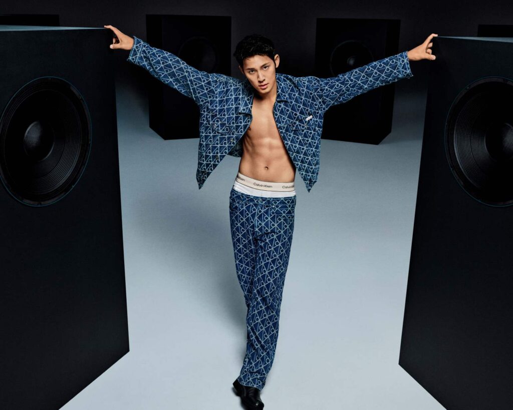 Straight Jean din anii ’90 revine în noua colecție de toamnă Calvin Klein