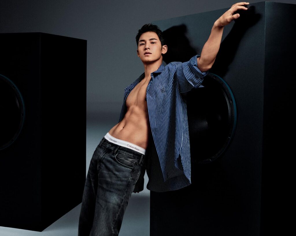 Straight Jean din anii ’90 revine în noua colecție de toamnă Calvin Klein