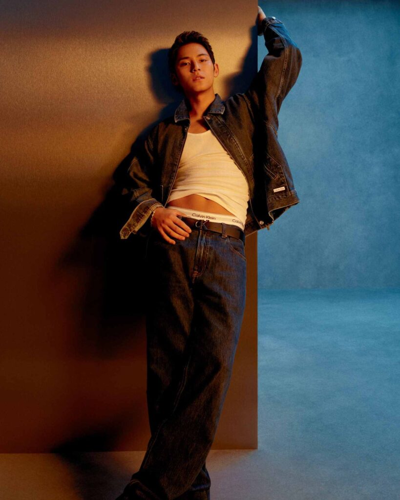 Straight Jean din anii ’90 revine în noua colecție de toamnă Calvin Klein