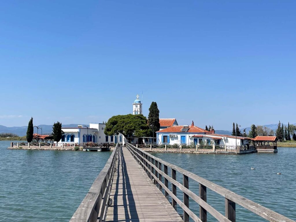 Mănăstirea plutitoare de la Porto Lagos: un colț de rai în nordul Greciei