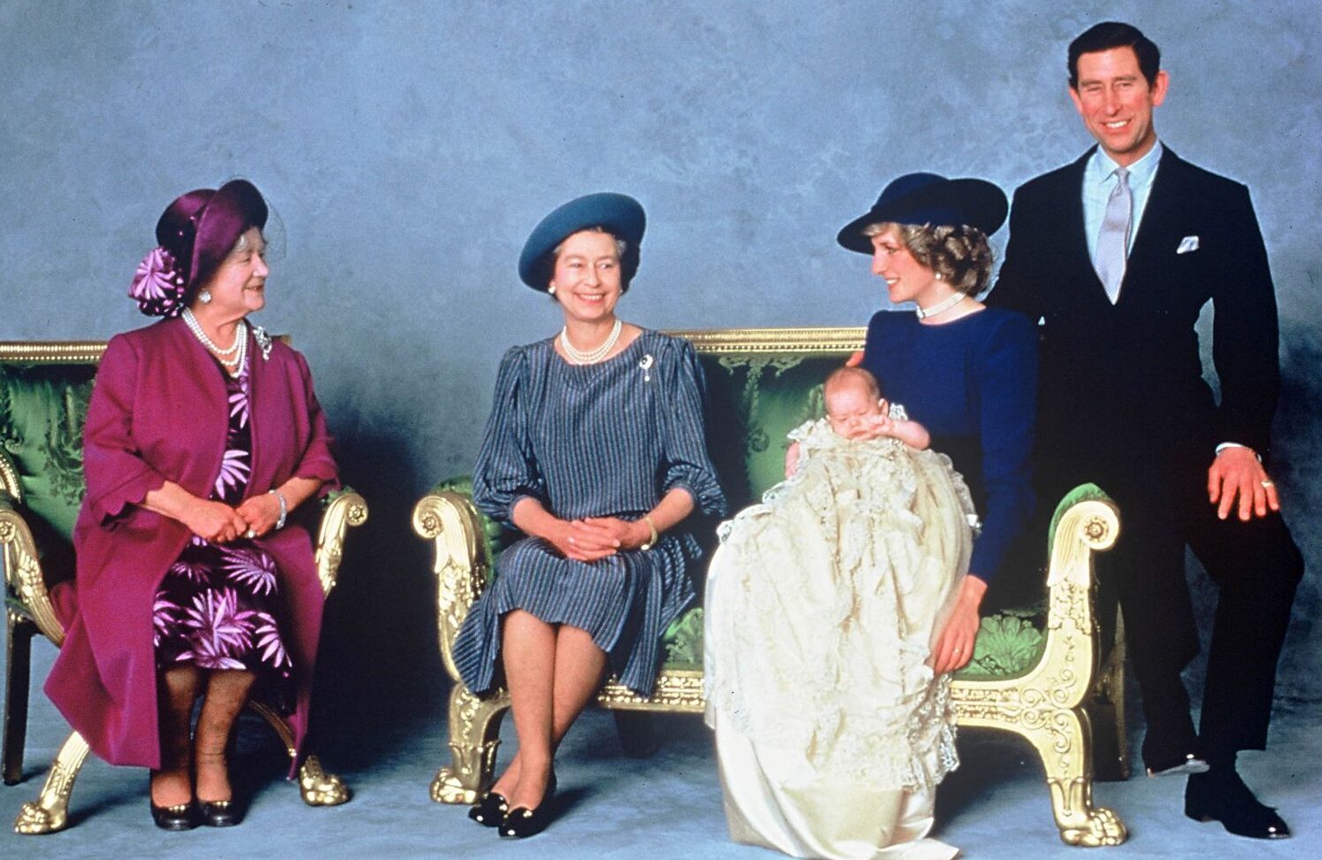 regina elizabeth, prințesa diana, prințul charles, fiul lor harry și regina elizabeth a ii-a a angliei în 1982