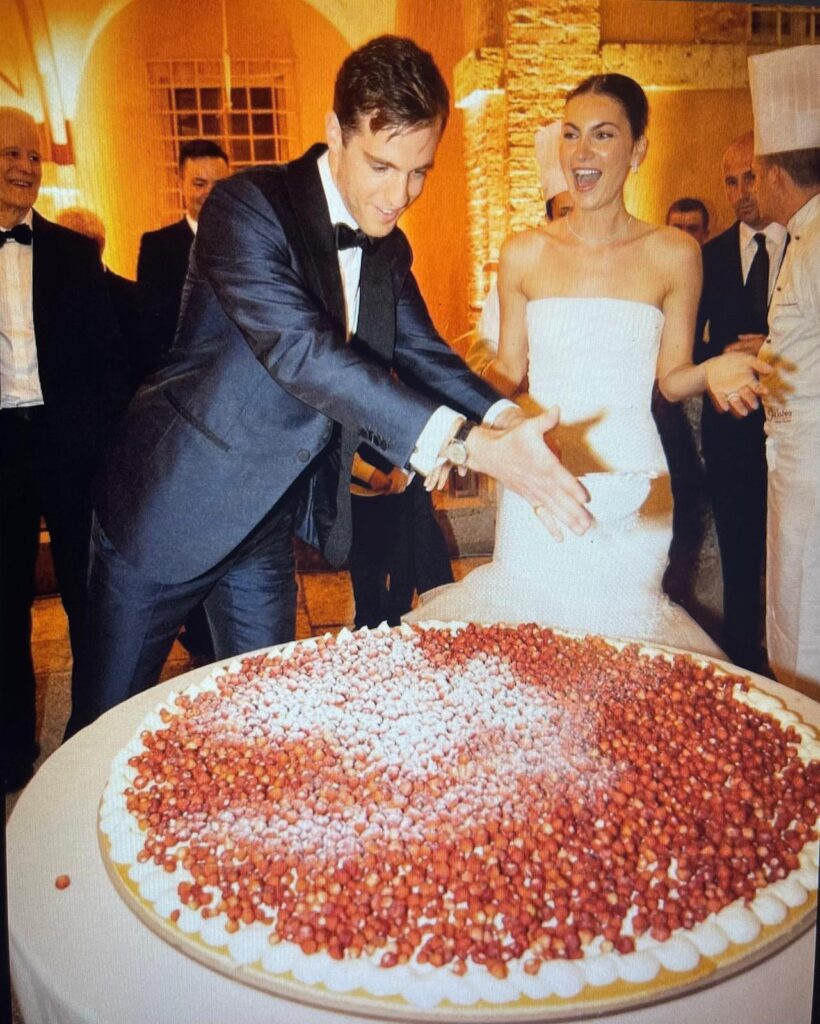 Duelul dulce al nunților: tartele uriașe cu zmeură VS long cake-ul floral