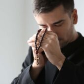 Ce înseamnă când visezi că te închini