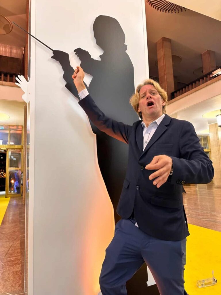 James Longshore, americanul care și-a găsit inspirația în România, alături de John Malkovich în “Cravata galbenă”