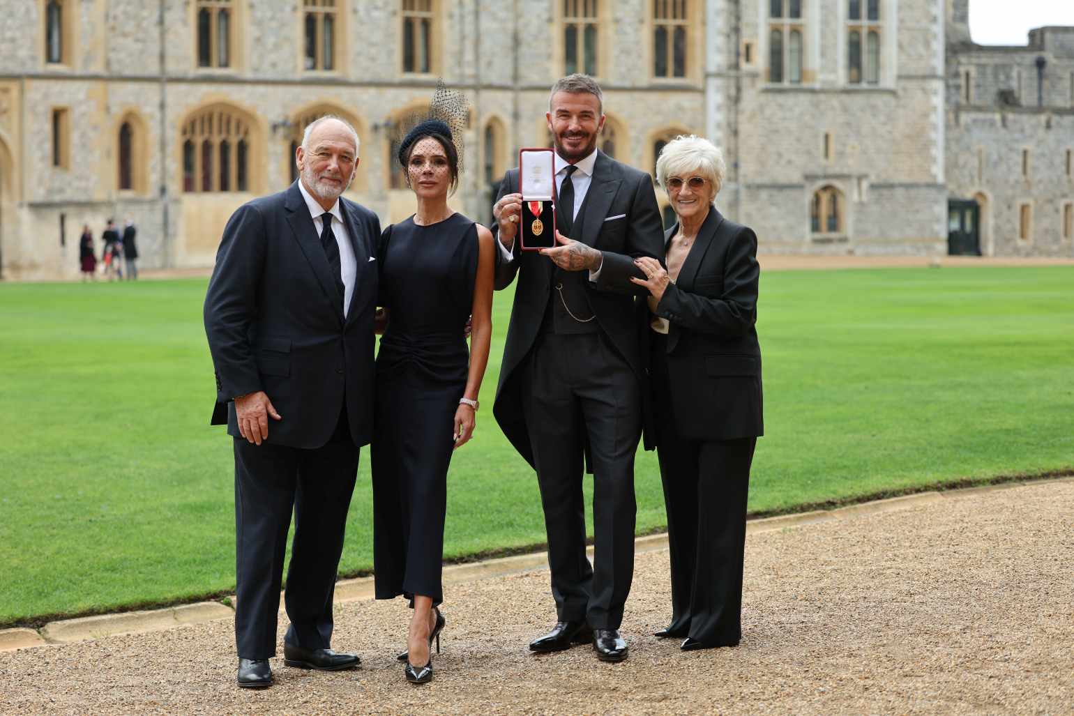 Sir David Beckham su soția sa, Lady Victoria, și părinții, Ted și Sandra