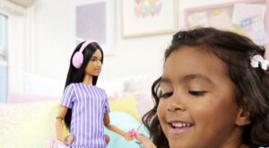 Barbie lansează prima păpușă cu autism