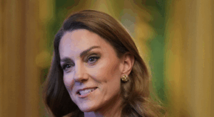 Kate Middleton și semnificația costumului roșu purtat la prima apariție regală solo din 2026