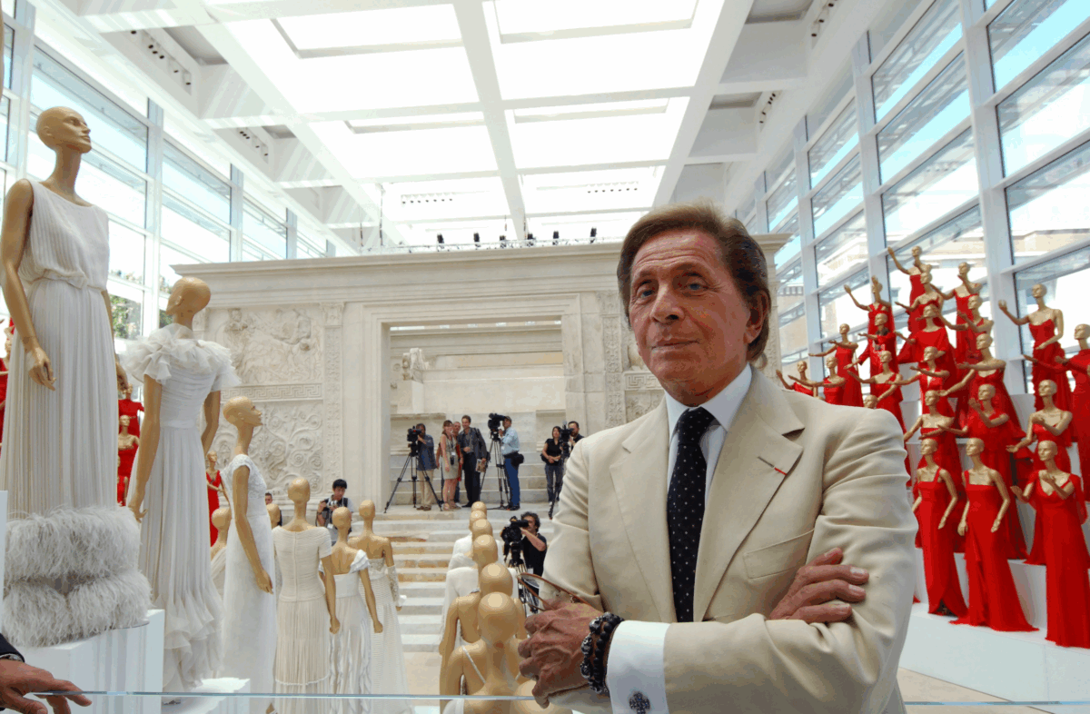 Valentino, omagiat de întreagă lume a modei internaționale