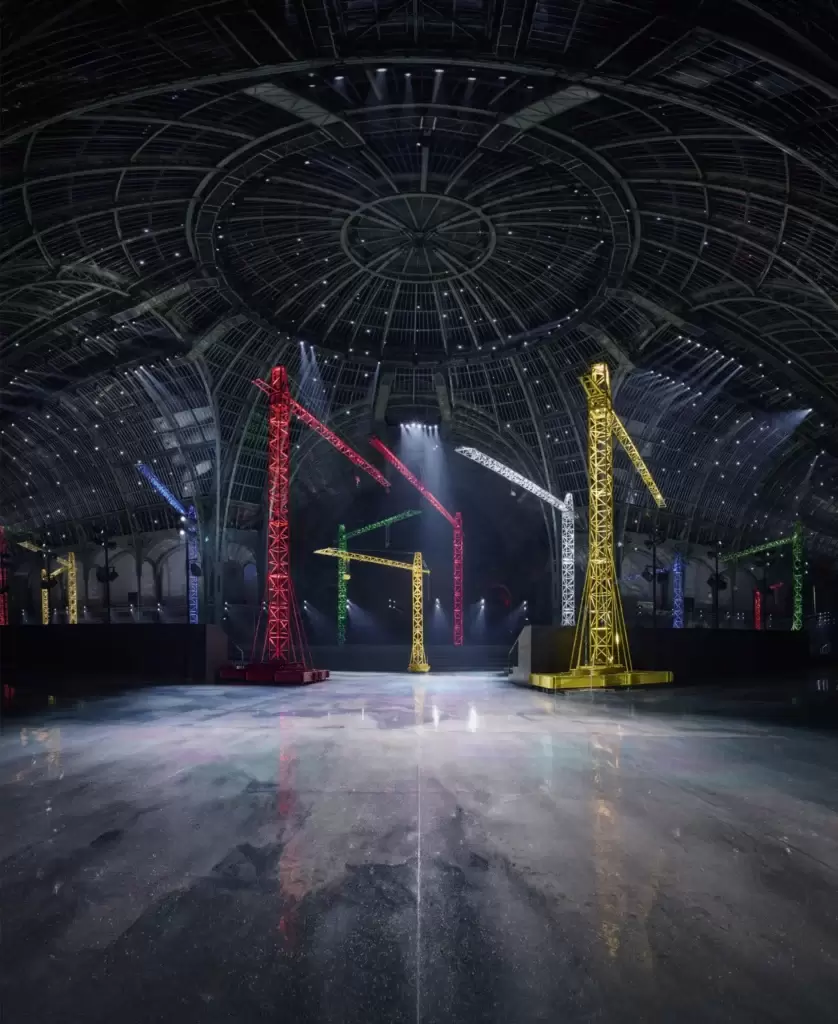 Colecția Chanel a fost prezentată la Grand Palais, într-un decor industrial